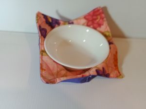 Bowl holder – reversible, flowers on orange, 8x8